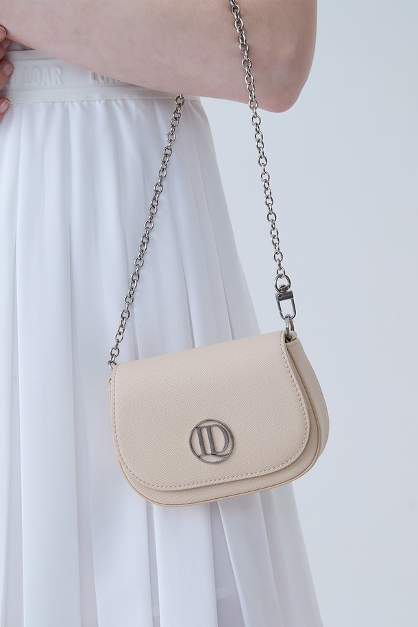 플립 체인 벨트백 베이지는 여성 고객을 위한 미니 사이즈 벨트백입니다. 부드러운 합성가죽 소재의 무지 디자인으로, 미니멀하고 베이직한 스타일을 연출합니다. 반원 형태의 가방에 플립형으로 여닫을 수 있으며, 자석형 잠금 방식으로 편리함을 더했습니다. 체인 디테일이 돋보이며, 데이트룩이나 쇼핑룩에 매치하여 클래식하고 캐주얼한 무드를 즐길 수 있습니다.
