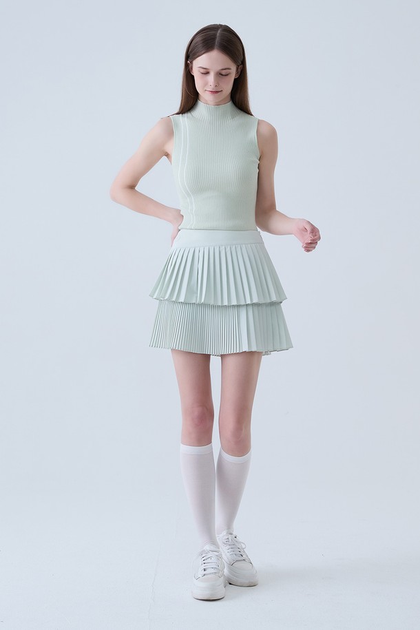 레이어드 언발 플리츠 스커트 L/GREEN은 부드러운 폴리에스테르 소재의 여성 플리츠 스커트입니다. 라이트 그린 컬러의 스커트는 봄, 여름 시즌 골프룩에 적합하며, 스포티하고 미니멀한 스타일을 연출합니다. 언밸런스 치마 타입과 레이어드 디자인이 특징이며, 레귤러 핏으로 편안하게 착용할 수 있습니다. 얇은 두께감으로 시원하게 즐길 수 있는 플리츠 스커트입니다.
