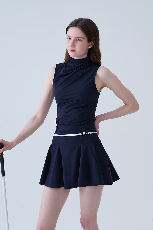 네이비 색상의 메탈 로고 플레어 스커트입니다. 폴리에스테르 소재로 제작되었으며, 봄, 여름, 가을 시즌에 착용하기 좋습니다. 스포티하고 캐주얼한 스타일로, 골프룩 연출에 적합합니다. A라인 핏과 플레어 디자인이 여성스러운 실루엣을 강조하며, 얇은 두께감으로 편안한 착용감을 선사합니다. 메탈 로고 디테일이 포인트로 들어가 미니멀한 무드를 더합니다.
