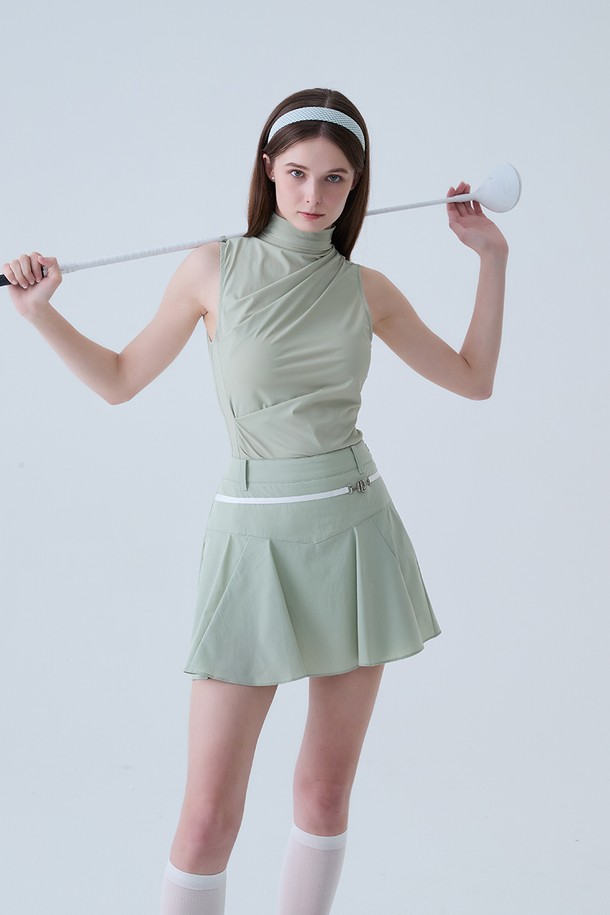 메탈 로고 플레어 스커트 L/GREEN는 여성 골프룩을 위한 스포티한 스타일의 플레어 스커트입니다. 산뜻한 연두색 컬러에 메탈 로고 디테일이 더해져 세련된 포인트를 줍니다. 봄, 여름 시즌에 적합하며, 플레어스커트 특유의 여성스러운 실루엣을 연출합니다. 골프 라운딩 시 활동성과 스타일을 동시에 만족시키는 아이템입니다.
