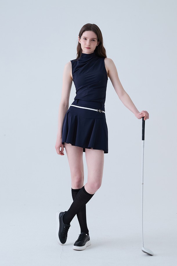 쿨 슬림 셔링 모크넥 나시 티셔츠 NAVY는 여성 골프 및 일상 활동에 적합한 여름용 민소매 티셔츠입니다. 부드러운 폴리에스테르 소재로 제작되어 시원한 냉감 기능과 땀 흡수 기능으로 쾌적한 착용감을 제공합니다. 슬림핏 디자인에 셔링 디테일이 더해져 스포티하면서도 미니멀한 스타일을 연출합니다. 모크넥 라인으로 세련된 느낌을 주며, 네이비 컬러가 어떤 의상에도 쉽게 매치됩니다. 얇은 두께감으로 활동성을 높인 실용적인 아이템입니다.
