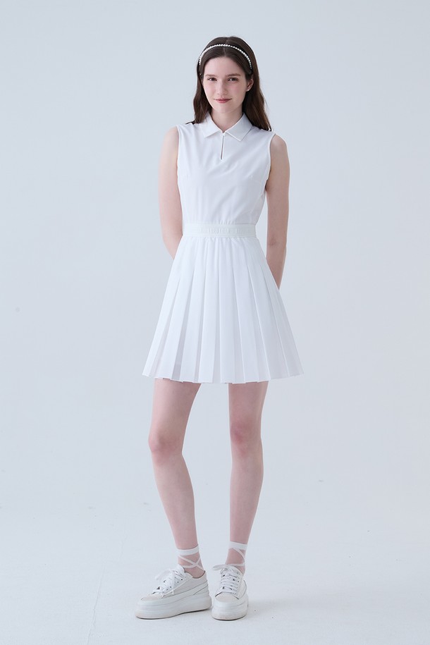 **프린세스 플리츠 나시 원피스 WHITE**는 여성스러운 실루엣을 강조하는 플리츠 디테일의 민소매 원피스입니다. 깨끗하고 시원한 화이트 컬러에 홀터넥 디자인으로, 봄, 여름 시즌에 산뜻하게 착용하기 좋습니다. 레귤러핏으로 편안하며, 플레어 치마 타입으로 여성스러운 분위기를 연출합니다. 데이트룩, 카페룩, 여행룩 등 다양한 TPO에 클래식하고 미니멀한 스타일을 더해보세요.
