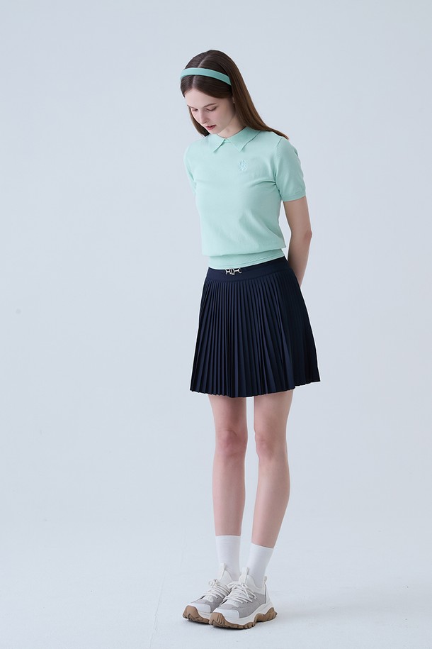 라운드 넥 카라 니트 MINT는 여성 골프룩을 위한 상의입니다. 부드러운 촉감의 니트 소재로 제작되었으며, 봄, 여름 시즌에 착용하기 좋습니다. 라운드 넥과 카라 디자인, 반소매 기장으로 스포티하면서도 캐주얼한 스타일을 연출합니다. 레귤러핏이며 얇은 두께감으로 편안하게 활동할 수 있습니다. 민트 컬러의 무지 패턴이 미니멀한 매력을 더합니다.
