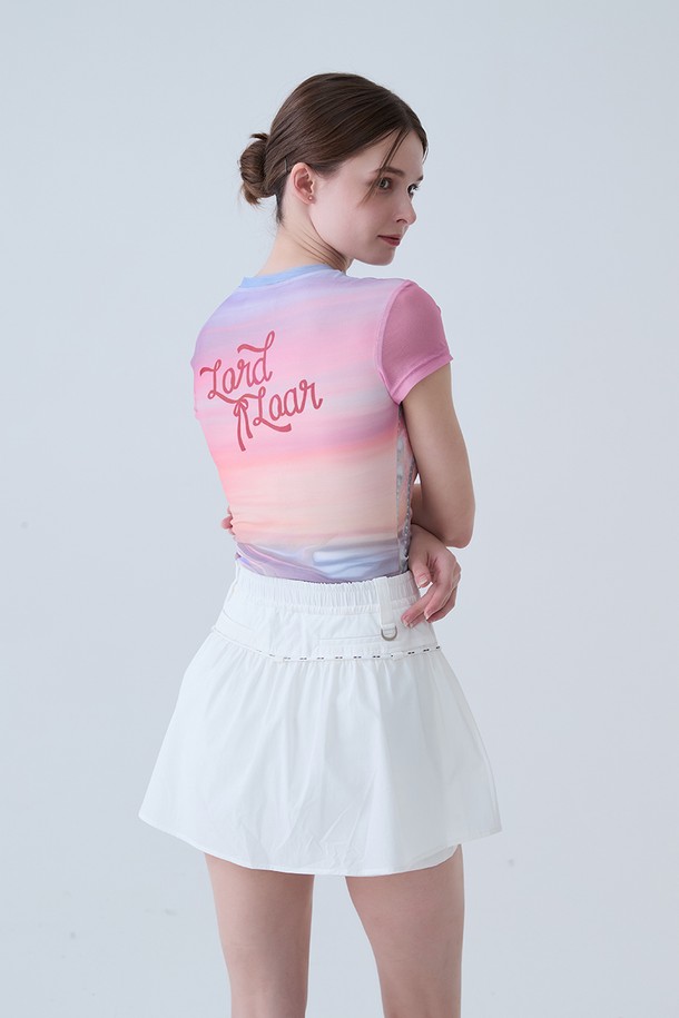 레이어드 셔링 스커트 WHITE는 여성 골프룩을 위한 스포티한 스타일의 A라인 스커트입니다. 봄, 여름 시즌에 적합하며, 부드러운 폴리에스테르 소재로 제작되어 얇지만 편안한 착용감을 제공합니다. 셔링 디테일과 레이어드 디자인이 특징이며, 플리츠 치마 타입으로 활동적인 움직임에도 자연스러운 핏을 유지합니다. 화이트 컬러의 미니멀한 디자인은 어떤 상의와도 잘 어울려 다양한 골프 스타일을 연출할 수 있습니다.
