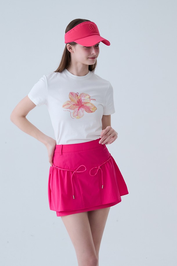 레이어드 셔링 스커트 핑크는 여성스러운 스타일을 연출하기 좋은 스커트입니다. 얇고 부드러운 폴리에스테르 소재로 제작되어 봄, 여름 시즌에 시원하게 착용할 수 있습니다. A라인 핏과 루즈핏으로 편안하면서도 스포티한 무드를 자아내며, 하이웨스트 디자인과 셔링 디테일이 특징입니다. 골프, 스포츠 활동은 물론, 휴가룩으로도 활용하기 좋은 캐주얼 스타일의 아이템입니다.
