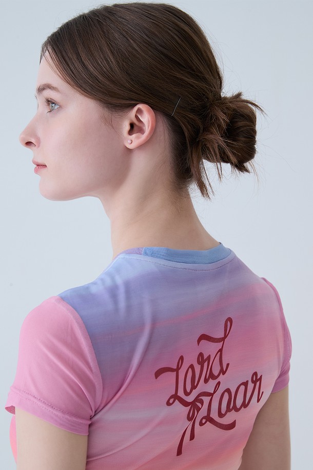 핑크 컬러의 펄 프린트 반팔 티셔츠입니다. 라운드넥 디자인에 레귤러핏으로 제작되어 편안하게 착용 가능합니다. 봄, 여름 시즌에 어울리는 얇은 두께감으로 시원하게 입을 수 있으며, 일상, 데이트룩, 카페룩 등 다양한 TPO에 활용하기 좋습니다. 캐주얼, 미니멀, 걸리시한 스타일을 연출하기 좋으며, 펄 프린트 디테일이 돋보이는 제품입니다.
