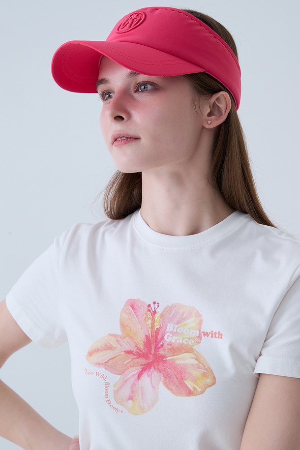 화사한 플라워 프린트가 돋보이는 플라워 프린트 반팔 티셔츠 WHITE입니다. 부드러운 면 소재로 제작되어 편안한 착용감을 선사하며, 얇은 두께감으로 봄, 여름 시즌에 시원하게 입기 좋습니다. 라운드넥과 레귤러핏 디자인으로 캐주얼하고 미니멀한 스타일을 연출하며, 데이트룩 또는 카페룩에 잘 어울립니다. 로맨틱한 무드를 더해주는 플라워 프린트 디테일이 특징입니다. 여성스러운 매력을 강조하는 데일리 티셔츠입니다.
