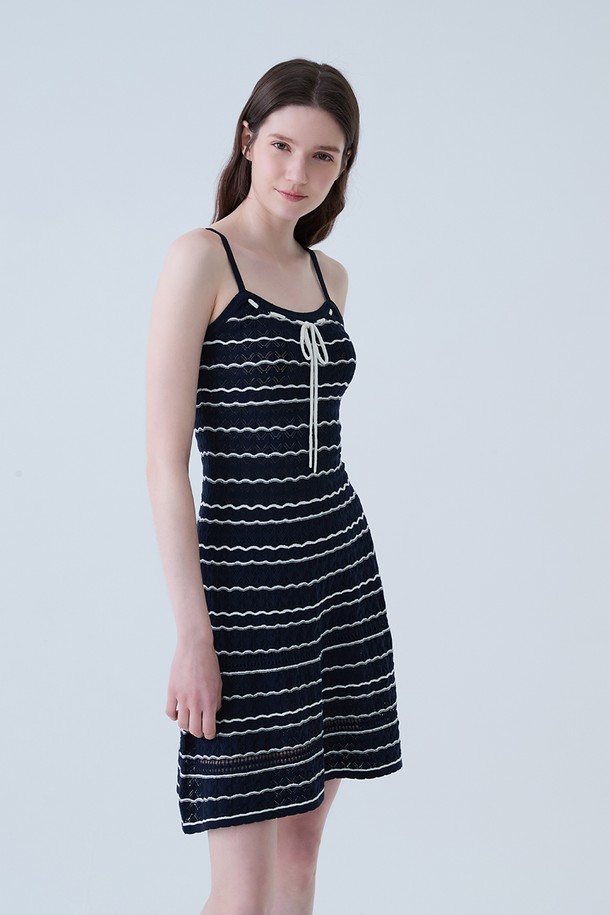 네이비 컬러의 크로셰 니트 원피스입니다. 부드러운 니트 소재로 제작되었으며, 시원한 봄, 여름 시즌에 착용하기 좋습니다. 캐주얼 스타일의 A라인 플레어 디자인으로 편안한 착용감을 선사합니다. 민소매에 스퀘어넥, 끈 디테일로 포인트를 더했으며, 단가라 스트라이프 패턴이 돋보입니다. 데이트룩, 여행룩, 휴가룩, 또는 미니멀하고 리조트 스타일을 연출하고 싶을 때 추천합니다.
