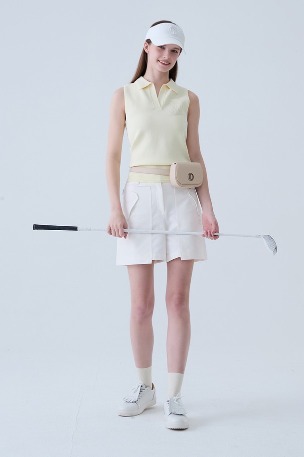 옐로우 컬러의 시그니처 카라 나시 니트입니다. 여름 시즌, 골프룩 연출에 적합하며 스포티하면서도 클래식한 스타일을 동시에 낼 수 있습니다. 얇은 두께감의 니트 소재로 제작되어 부드러운 촉감을 선사합니다. 민소매 디자인과 레귤러핏으로 편안한 착용감을 제공하며, 카라 디테일로 포인트를 더했습니다. 골프웨어로 활용하기 좋은 아이템입니다.
