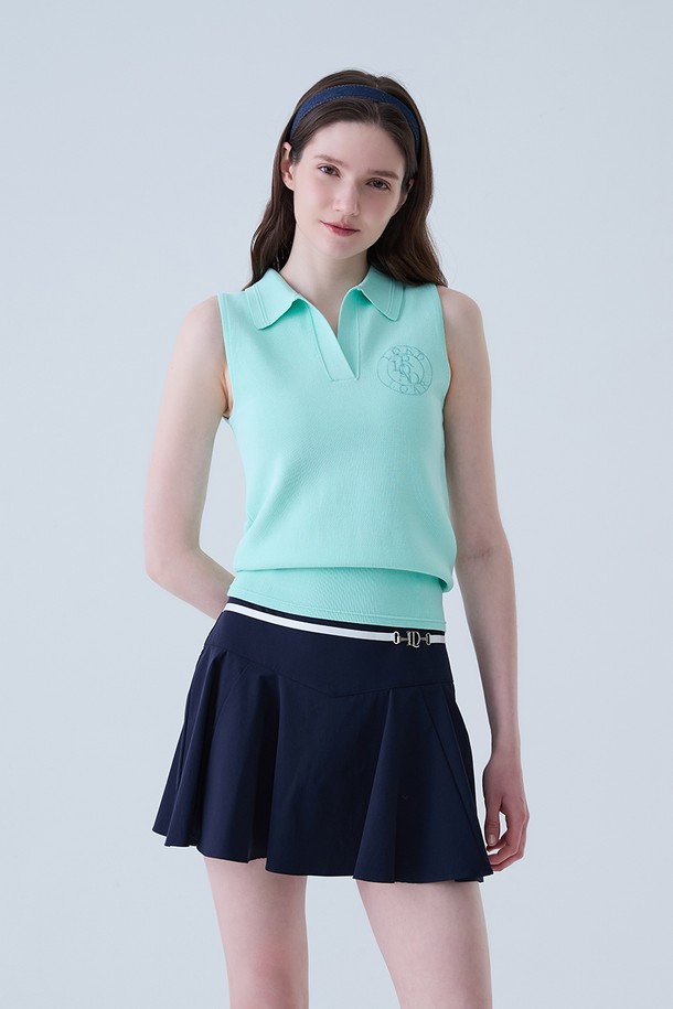 싱그러운 민트 컬러가 돋보이는 시그니쳐 카라 나시 니트입니다. 여성 골프웨어로, 여름 시즌에 시원하게 착용하기 좋습니다. 부드러운 니트 소재로 제작되었으며, 레귤러 핏과 민소매 디자인이 편안함을 선사합니다. 스포티하면서도 클래식한 매력을 동시에 느낄 수 있는 무지 패턴의 카라 니트이며, 골프룩으로 활용하기에 적합합니다.
