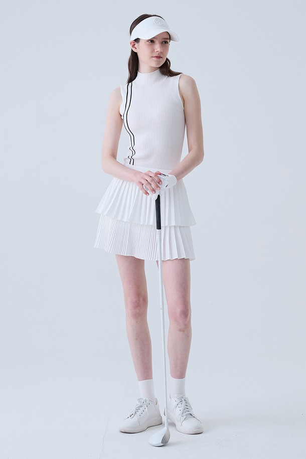 슬림 골지 모크넥 나시 니트 WHITE는 여름 시즌 골프룩을 위한 여성 의류입니다. 부드러운 니트 소재로 제작되어 얇고 가벼운 착용감을 선사하며, 슬림핏 디자인으로 스포티한 무드를 연출합니다. 모크넥 라인과 민소매 스타일이 특징이며, 골프웨어로 활용하기 좋은 아이템입니다. 깔끔한 화이트 컬러로 다양한 하의와 매치하여 미니멀한 스타일을 완성할 수 있습니다.
