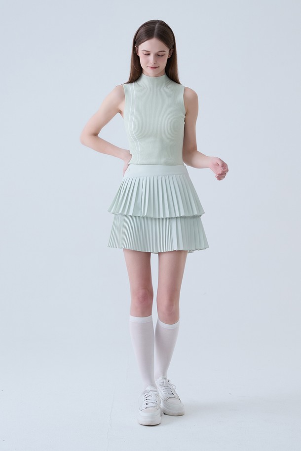 라이트 그린 컬러의 슬림 골지 모크넥 나시 니트입니다. 부드러운 니트 소재로 제작되어 봄, 여름 시즌에 시원하게 착용하기 좋습니다. 미니멀하고 베이직한 디자인으로 어떤 골프룩에도 잘 어울리며, 슬림핏으로 여성스러운 실루엣을 연출합니다. 골지 패턴이 은은한 포인트를 더하며, 민소매 디자인으로 활동성을 높였습니다. 여성 골프 의류로, 필드 위에서 스타일리시함을 돋보이게 합니다.
