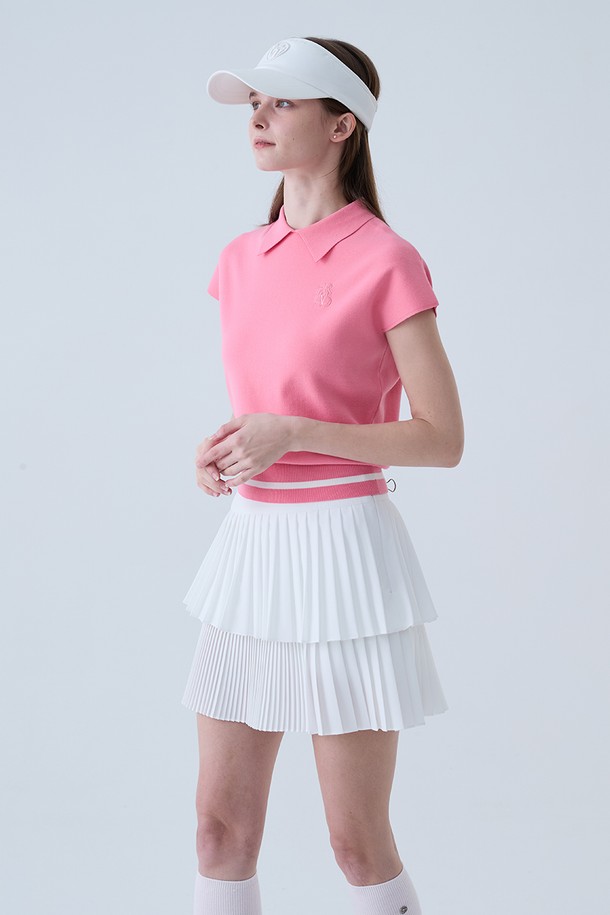 라운드 넥 카라 나시 니트 PINK는 여성용 상의로, 봄과 여름에 어울리는 베이직 스타일의 민소매 니트입니다. 핑크 컬러의 레귤러핏 디자인으로, 라운드 넥과 더블니트 패턴이 특징입니다. 레이온과 폴리에스터 혼방 소재에 신축성이 있어 편안한 착용감을 제공하며, 리브 디테일과 자수 포인트로 포인트를 더했습니다. 골프 및 일상, 오피스룩으로도 활용 가능한 실용적인 아이템입니다.
