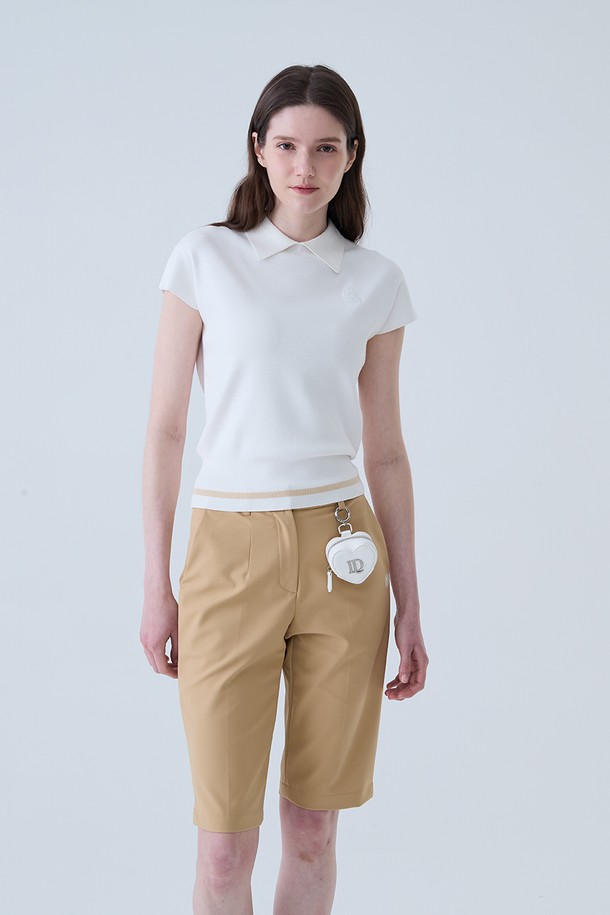 라운드 넥 카라 나시 니트 WHITE는 여성 골프 및 일상 용도로 활용 가능한 상의입니다. 여름 시즌에 적합하며, 베이직한 스타일을 추구하는 분들께 추천합니다. 화이트 색상의 라운드 넥 디자인에 카라 디테일이 더해져 깔끔하면서도 세련된 느낌을 줍니다. 슬림핏 또는 레귤러핏으로 연출 가능하며, 립 디테일과 자수 포인트로 포인트를 더했습니다. 레이온과 폴리에스테르 혼방 소재로 제작되어 신축성이 좋고 편안한 착용감을 제공합니다.
