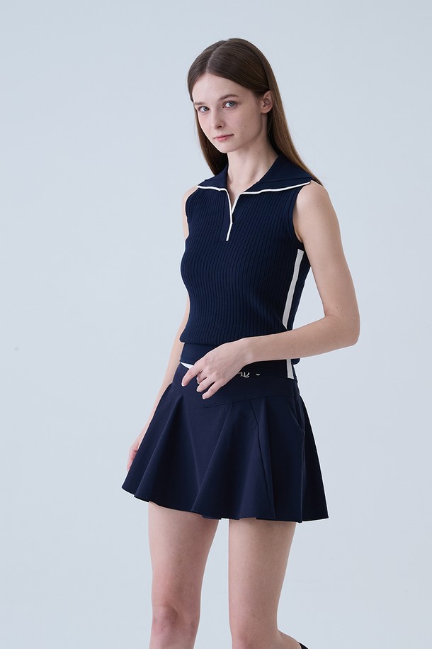 네이비 컬러의 골지 배색 카라 나시 니트입니다. 여름 시즌, 골프 및 일상에서 클래식하고 스포티한 무드를 연출하기 좋습니다. 얇은 두께감의 니트 소재로 제작되었으며, 레귤러 핏과 민소매 디자인이 특징입니다. 카라넥과 배색 디테일이 더해져 세련된 스타일을 완성합니다.
