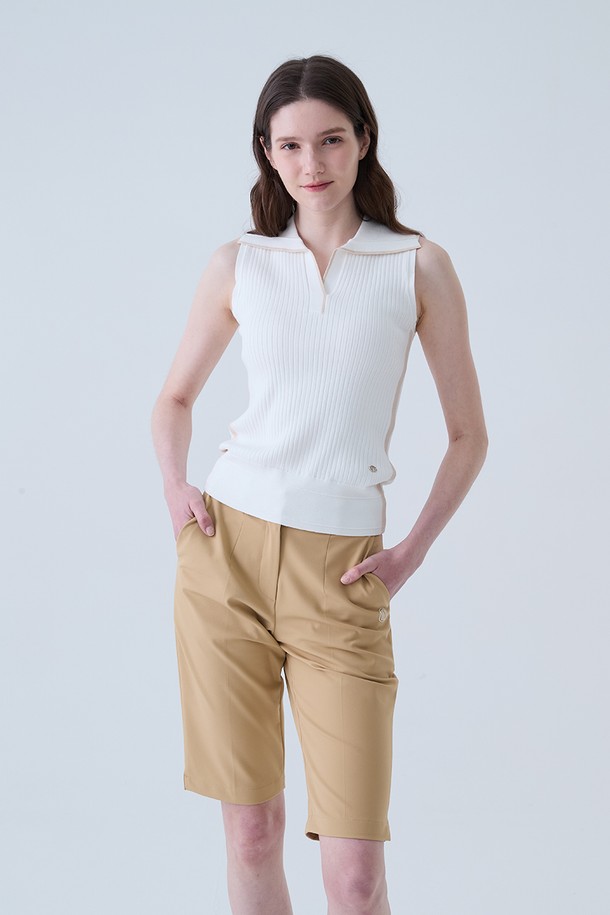 골지 배색 카라 나시 니트는 부드러운 니트 소재로 제작되어 편안한 착용감을 선사합니다. 시원한 여름철에 어울리는 얇은 두께감과 민소매 디자인으로 활동성을 높였습니다. 스포티하고 캐주얼한 스타일을 연출하며, 골프룩으로도 활용 가능합니다. 화이트 컬러에 배색 디테일이 더해져 세련된 포인트를 더했습니다. 레귤러핏과 카라넥 디자인으로 깔끔한 실루엣을 완성하는 여성 상의입니다.
