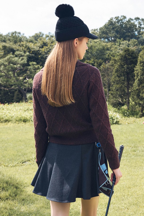 LLC 볼타올 BROWN은 부드러운 면 소재의 여성 골프용 볼타올입니다. 브라운 컬러에 로고 패턴이 특징이며, 얇은 두께로 제작되어 휴대성이 좋습니다. 흡습 기능이 있어 쾌적한 라운딩을 돕습니다. 골프 라운딩 시 유용하게 사용할 수 있는 필수 아이템입니다.
