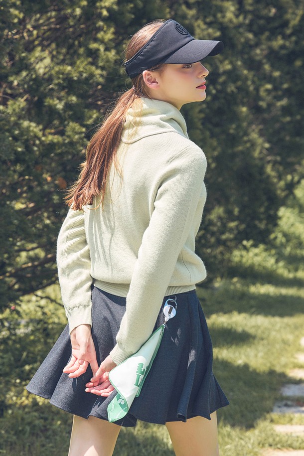 LLC 볼타올 GREEN은 골프 라운딩에 적합한 그린 컬러의 골프 타올입니다. 면 소재로 제작되어 뛰어난 흡습 기능을 제공하며, 라운딩 중 땀이나 물기를 효과적으로 제거해 줍니다. LLC 로고 패턴으로 디자인되어 심플하면서도 세련된 느낌을 줍니다. 걸이 고리가 있어 골프백에 간편하게 걸어 사용할 수 있어 편리합니다. 공용으로 사용할 수 있는 실용적인 골프 용품입니다.
