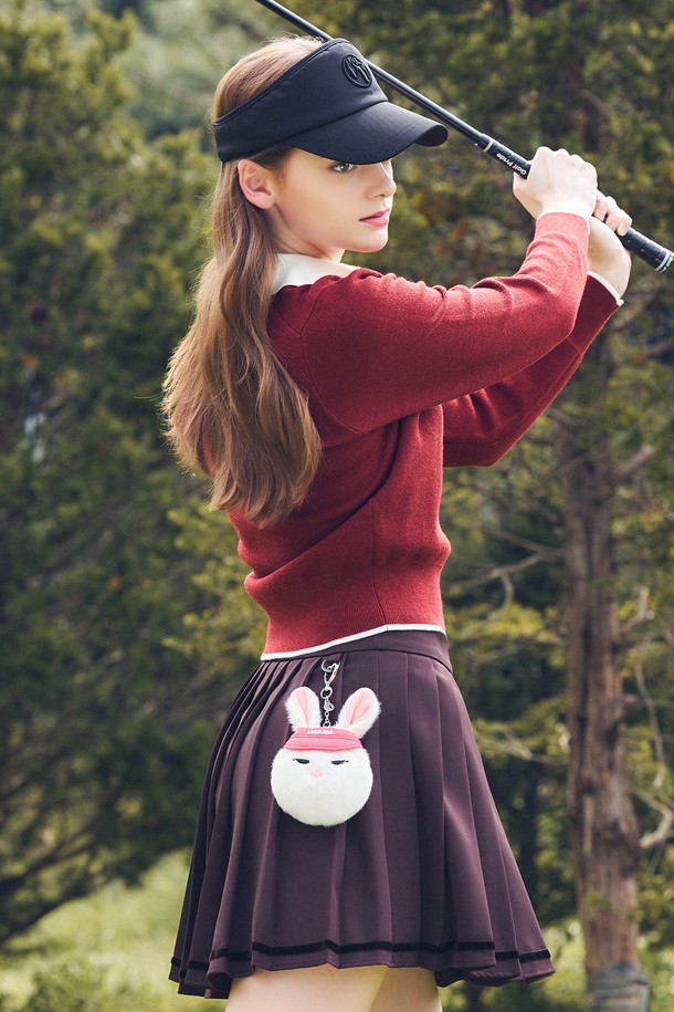 버디버니 볼파우치 WHITE는 골프룩에 잘 어울리는 스포티하고 캐주얼한 스타일의 볼파우치입니다. 깔끔한 화이트 컬러로 다양한 골프 의류와 코디가 용이하며, 스몰 사이즈로 휴대성을 높였습니다. 골프 용품을 안전하게 보관할 수 있도록 디자인되었으며, 심플한 디자인으로 어떤 스타일에도 잘 어울립니다. 버디버니만의 감각적인 디자인이 돋보이는 이 볼파우치는 필드 위에서 당신의 스타일을 더욱 돋보이게 해줄 것입니다.
