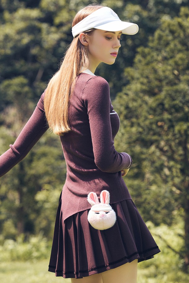 버디버니 볼파우치 PINK는 골프룩에 잘 어울리는 스포티한 디자인의 여성용 볼파우치입니다. 핑크 컬러로 제작되어 필드 위에서 화사함을 더하며, 골프 시 필요한 볼을 편리하게 휴대할 수 있도록 디자인되었습니다. 가방 모양은 볼을 안전하게 보관할 수 있도록 제작되었으며, 기능성을 강조하여 골프를 즐기는 여성 골퍼들에게 실용적인 아이템입니다.
