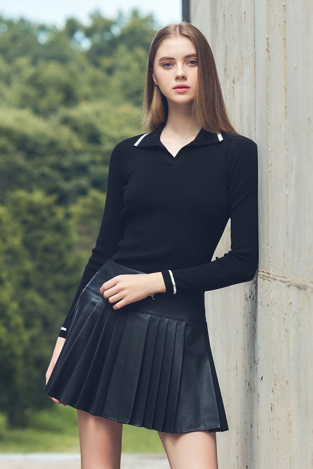 블랙 컬러의 라인 배색 카라 니트입니다. 여성 골프룩에 적합하며, 봄, 가을 시즌에 착용하기 좋습니다. 클래식한 스타일의 레귤러핏으로, 부드러운 니트 소재에 배색 디테일이 더해져 세련된 느낌을 줍니다. 긴 소매와 카라넥 디자인이 특징이며, 중간 두께감으로 간절기에 활용하기 좋습니다.
