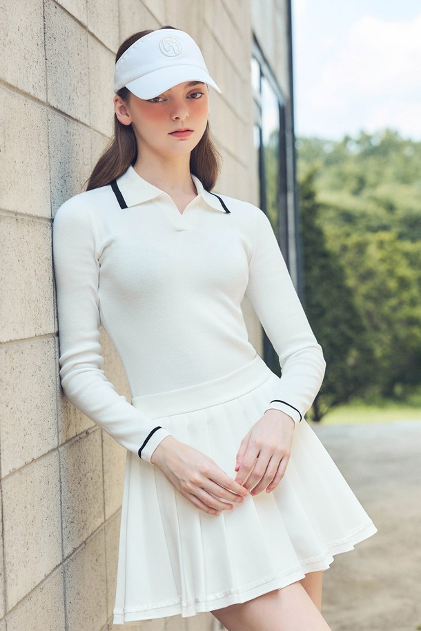 **라인 배색 카라 니트 WHITE**는 여성 골프룩을 위한 클래식 스타일의 니트입니다. 부드러운 촉감의 니트 소재로 제작되었으며, 봄, 가을 시즌에 착용하기 좋습니다. 화이트 컬러 바탕에 배색 디테일이 포인트로 들어가 깔끔하면서도 세련된 느낌을 줍니다. 레귤러 핏과 긴 소매 기장으로 편안한 착용감을 선사하며, 라인 배색 카라넥 디자인이 특징입니다. 골프웨어뿐만 아니라 미니멀한 스타일을 선호하는 분들에게도 추천하는 아이템입니다.
