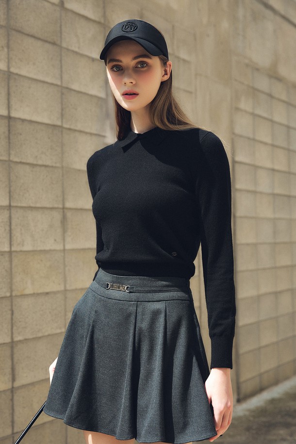 메탈 로고 A라인 플리츠 스커트 CHARCOAL는 여성 골프 및 일상용으로 제작된 스커트입니다. 차콜 컬러의 이 스커트는 사계절 내내 착용 가능하며, 스포티하면서도 베이직한 스타일을 연출합니다. 폴리에스테르, 레이온, 스판덱스 혼방 소재로 제작되어 부드러운 촉감과 신축성을 제공하며, 활동성을 고려한 디자인이 특징입니다. A라인 플리츠 디자인으로 플레어 치마 타입이며, 슬림핏 또는 레귤러핏으로 연출할 수 있습니다. 메탈 로고 장식과 이너팬츠 안감이 더해져 기능성과 스타일을 동시에 만족시키는 제품입니다.
