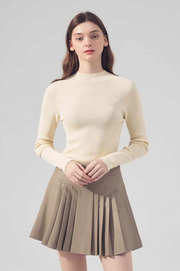 **홀가먼트 모크넥 니트 BEIGE**는 가을, 겨울에 골프 및 일상에서 활용하기 좋은 여성용 상의입니다. 부드러운 울 소재로 제작되어 뛰어난 보온성을 제공하며, 미니멀하고 클래식한 스타일을 연출합니다. 레귤러핏으로 편안하게 착용 가능하며, 모크넥 디자인과 긴 소매가 특징입니다. 홀가먼트 패턴으로 제작되어 깔끔하고 세련된 외관을 자랑합니다. 베이지 컬러로 다양한 하의와 매치하기 용이하여 활용도가 높습니다.
