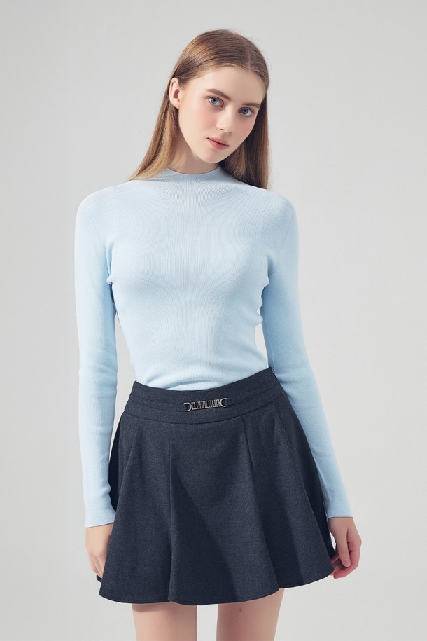 세련된 골프룩을 완성할 홀가먼트 모크넥 니트입니다. 부드러운 니트 소재로 제작되어 뛰어난 착용감을 선사하며, 가을, 겨울 시즌에 따뜻하게 입을 수 있습니다. 베이직한 디자인에 레귤러핏으로 편안하게 즐길 수 있으며, 블루 컬러가 산뜻함을 더합니다. 홀가먼트 기법으로 제작되어 봉제선 없이 깔끔한 실루엣을 연출합니다. 골프 활동 시에도 스타일리시함을 놓치지 않도록 디자인되었습니다.
