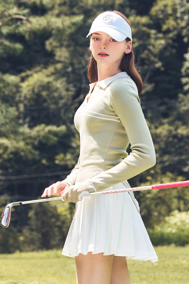 사선 슬릿 골지 카라 니트는 여성 골프 및 일상 착용에 적합한 상의입니다. 카키 및 브라운 컬러로 출시되었으며, 봄, 가을 시즌에 어울리는 중간 두께의 긴 소매 니트입니다. 레귤러핏으로 캐주얼, 스포티, 클래식 스타일을 연출할 수 있습니다. 부드러운 촉감의 아크릴, PBT, 나일론 혼방 소재에 골지 패턴이 돋보입니다. 사선 슬릿 디테일, 가죽 패치, 로고 디테일, 콘트라스트 라인이 특징이며, PBT 원사 사용으로 내구성과 형태 유지력이 우수합니다.
