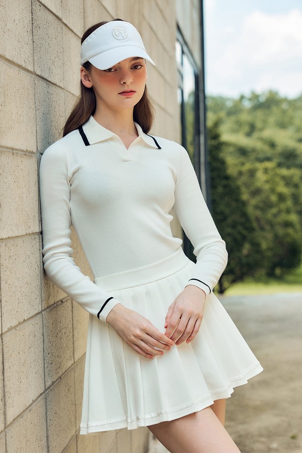 세련된 라인 플리츠 스커트 WHITE는 여성 골프 및 일상 스타일을 위한 완벽한 아이템입니다. 부드러운 폴리에스테르 소재로 제작되어 편안한 착용감을 제공하며, 얇은 두께감으로 봄, 여름 시즌에 시원하게 즐길 수 있습니다. A라인 플리츠 디자인과 테니스스커트 타입으로 스포티하면서도 미니멀한 무드를 연출합니다. 화이트 컬러의 무지 패턴은 어떤 상의와도 잘 어울리며, 골프웨어로서 활동성을 보장합니다. 플리츠 디테일이 돋보이는 레귤러핏 스커트로, 당신의 골프룩에 세련됨을 더해보세요.
