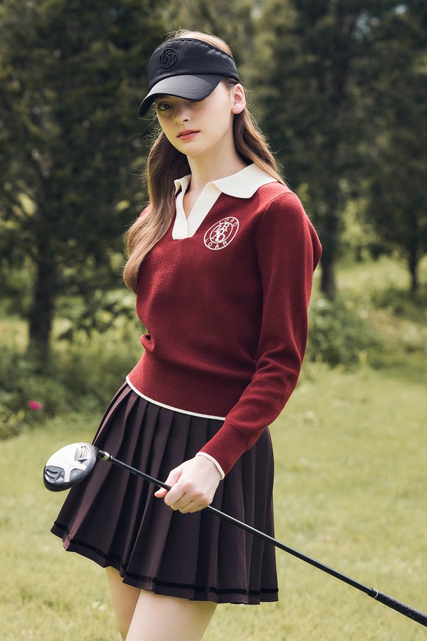 "시그니쳐 배색 카라 긴팔 니트 BURGUNDY"는 클래식하고 미니멀한 스타일을 추구하는 여성들을 위한 상의입니다. 가을과 겨울 시즌에 적합하며, 부드러운 촉감의 폴리에스테르, 아크릴, 나일론, 울 혼방 소재로 제작되었습니다. 레귤러핏과 슬림핏 두 가지로 출시되어, 취향에 맞게 선택할 수 있습니다. 버건디 컬러의 무지 디자인에 시그니처 심볼 자수 디테일이 더해져 고급스러움을 더합니다. 골프룩, 오피스룩, 겨울 데일리룩 등 다양한 TPO에 활용 가능하며, 소매 롤업 시 자연스러운 주름 실루엣이 연출됩니다.
