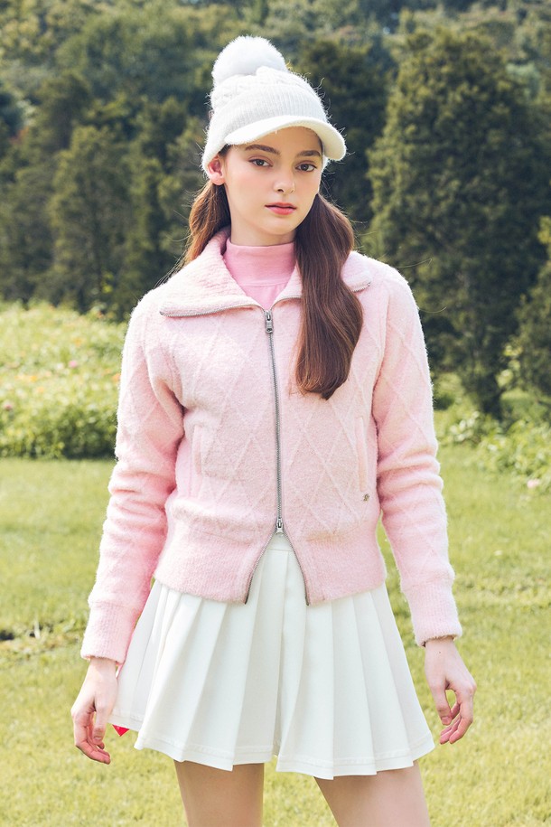 핑크 컬러의 케이블 방풍 집업 니트입니다. 여성 골프 및 일상복으로 활용 가능하며, 봄, 가을, 겨울 세 계절 모두 착용할 수 있습니다. 부드러운 니트 소재로 제작되었으며, 촘촘한 케이블 패턴과 레귤러핏 디자인으로 캐주얼하면서도 스포티한 스타일을 연출합니다. 두꺼운 두께감과 방풍 기능으로 추운 날씨에도 따뜻하게 몸을 보호해 주며, 집업 디자인으로 간편하게 착용할 수 있습니다.
