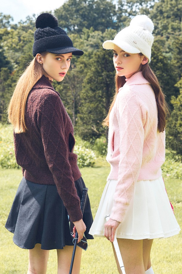 브라운 컬러의 케이블 패턴이 돋보이는 여성용 방풍 집업 니트입니다. 가을, 겨울 시즌에 골프 및 일상에서 캐주얼하고 스포티한 스타일을 연출하기 좋습니다. 부드러운 촉감의 두꺼운 니트 소재로 제작되어 따뜻하게 착용할 수 있으며, 하이넥 디자인과 집업 스타일로 보온성을 높였습니다. 레귤러핏으로 편안하게 착용 가능하며, 골프웨어로도 활용할 수 있습니다. 긴 소매 기장의 크롭 기장으로 세련된 핏을 선사합니다.
