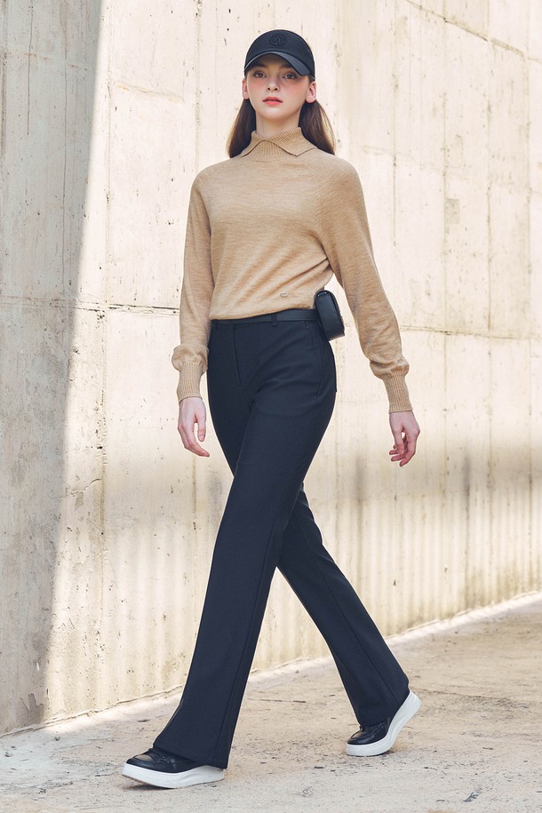 엘라스틱 본딩 부츠컷 슬랙스 BLACK는 여성 골프룩과 일상룩에 모두 활용 가능한 슬랙스입니다. 베이직한 스타일의 블랙 컬러로, 사계절 내내 착용하기 좋습니다. 부드러운 촉감의 폴리에스테르 소재로 제작되었으며, 레귤러핏 부츠컷 디자인이 다리 라인을 더욱 돋보이게 합니다. 엘라스틱 밴딩 처리로 편안한 착용감을 선사하며, 미니멀하고 클래식한 스타일을 연출하기에 적합합니다.
