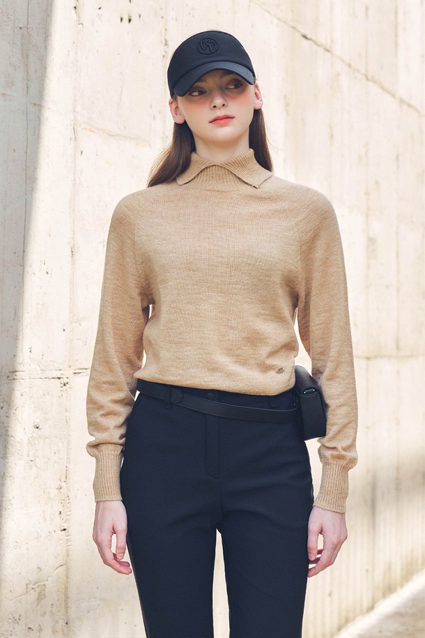 베이지 컬러의 앙고라 스탠 카라 홀가먼트 니트입니다. 부드러운 촉감의 앙고라 소재로 제작되어 가을, 겨울 시즌에 따뜻하게 착용할 수 있습니다. 레귤러핏으로 제작되었으며, 베이직하고 클래식한 스타일을 연출하여 골프룩 또는 일상복으로 활용하기 좋습니다. 홀가먼트 기법으로 제작되어 편안한 착용감을 선사하며, 긴 소매와 두꺼운 두께감으로 보온성을 높였습니다. 미니멀한 디자인으로 다양한 하의와 매치하여 스타일리시한 룩을 완성해보세요.
