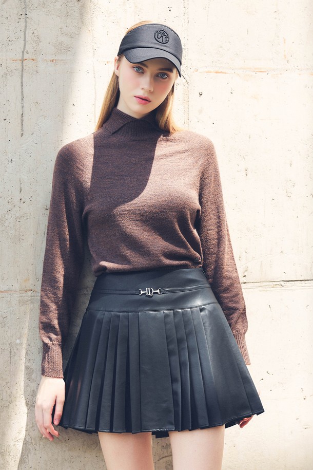 앙고라 스탠 카라 홀가먼트 니트 BROWN는 여성 골프룩과 일상룩에 모두 활용 가능한 니트입니다. 부드러운 앙고라 소재와 홀가먼트 공법으로 제작되어 뛰어난 착용감을 선사하며, 두께감이 있어 가을, 겨울철 따뜻하게 입을 수 있습니다. 베이직하고 클래식한 스타일로 다양한 하의와 매치하기 용이하며, 레귤러핏과 스탠드칼라 디자인이 세련된 느낌을 더합니다. 브라운 컬러의 무지 디자인은 미니멀하면서도 고급스러운 분위기를 연출합니다.
