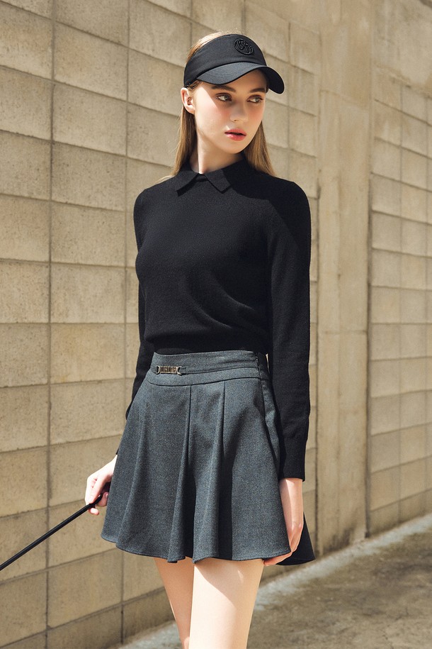 캐시미어 라운드 넥 카라 니트 BLACK는 여성 골프룩 또는 일상복으로 활용하기 좋은 니트입니다. 부드러운 촉감의 캐시미어 소재로 제작되어 가을, 겨울 시즌에 따뜻하게 착용할 수 있습니다. 레귤러핏에 라운드 넥과 카라 디테일이 더해져 베이직하면서도 클래식한 스타일을 연출합니다. 무지 디자인과 긴소매로 어떤 하의와도 잘 어울리며, 미니멀한 무드를 선호하는 분들께 추천합니다. 두께감 있는 소재로 보온성을 높였습니다.
