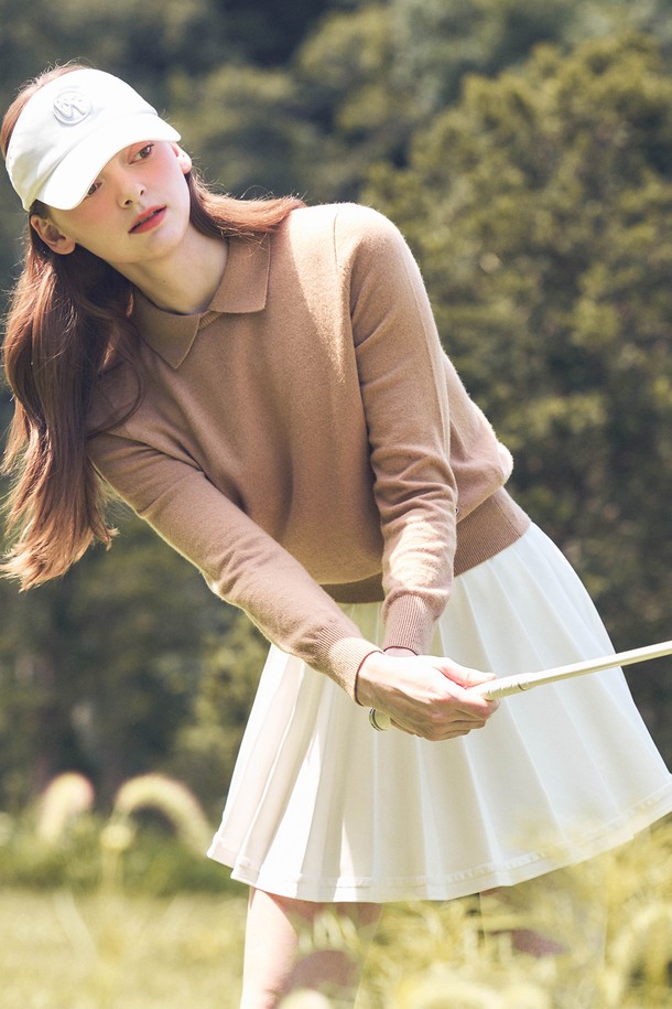 캐시미어 라운드 넥 카라 니트 BEIGE는 여성 골프 및 일상용으로 적합한 니트입니다. 가을, 겨울 시즌에 어울리는 두꺼운 두께감의 레귤러핏 긴소매 니트로, 부드러운 촉감의 캐시미어 소재로 제작되었습니다. 베이직하고 클래식한 스타일의 무지 디자인이며, 라운드 넥 카라가 특징입니다. 골프웨어 스타일 연출에도 용이하여, 미니멀한 스타일을 선호하는 고객에게 추천합니다.
