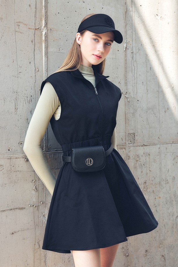 메모리 집업 원피스 BLACK은 캐주얼, 스포티, 미니멀 스타일을 추구하는 여성 의류입니다. 부드러운 촉감의 폴리에스테르 소재로 제작되어 봄, 가을에 적합하며, 플레어 디자인과 A라인 치마핏이 특징입니다. 하이넥 스탠드 칼라와 집업 여밈 방식이 세련된 분위기를 더하며, 민소매 기장과 얇은 두께로 편안한 착용감을 제공합니다. 일상 또는 산책룩으로 활용하기 좋으며, 블랙 컬러의 무지 디자인으로 다양한 스타일 연출이 용이합니다.
