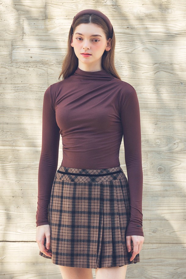 언발란스한 디자인이 돋보이는 브라운 컬러의 체크 랩 플리츠 스커트입니다. 부드러운 폴리에스테르 소재로 제작되어 편안한 착용감을 선사하며, 봄, 가을 시즌에 적합합니다. 플리츠, 랩, 언밸런스 디자인이 어우러져 클래식하면서도 캐주얼한 스타일을 연출합니다. 골프룩은 물론 일상에서도 개성 있는 스타일을 완성할 수 있는 미니스커트입니다.
