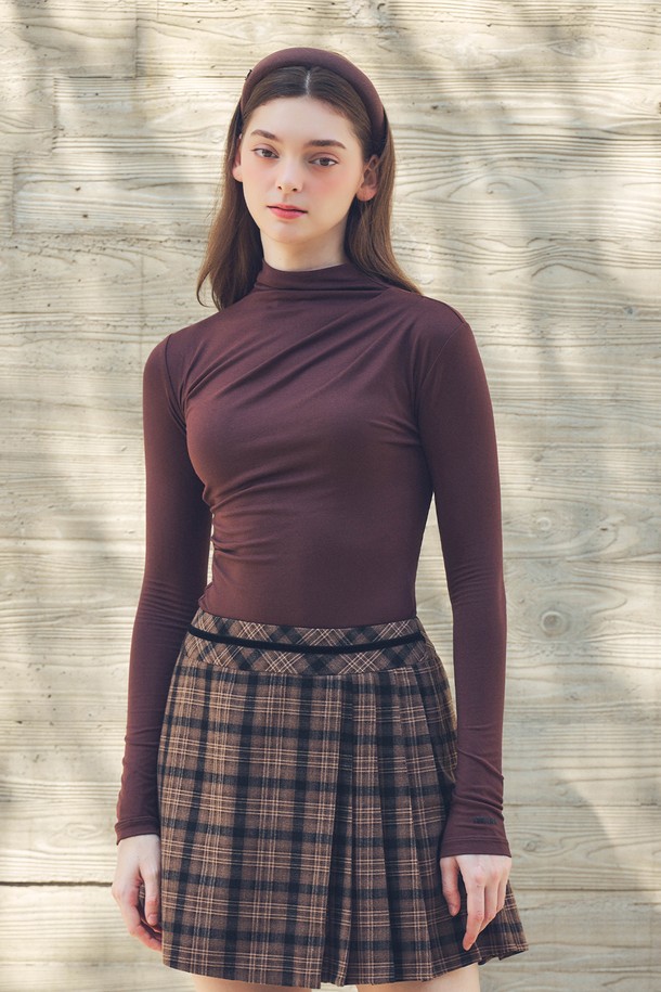 부드러운 촉감의 브라운 드레이프 모크넥 티셔츠입니다. 가을, 겨울 시즌에 어울리는 여성 의류로, 베이직한 스타일을 추구하는 분들께 적합합니다. 레귤러핏과 긴소매 디자인으로 편안한 착용감을 선사하며, 골프룩과 일상복으로 모두 활용 가능합니다. 얇은 두께의 폴리에스테르 소재로 제작되어 드레이프 디테일이 돋보이는 디자인입니다. 미니멀, 클래식, 캐주얼 스타일을 즐겨 입는 분들께 추천합니다.
