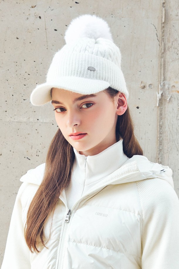 부드러운 니트 소재와 방울 장식이 돋보이는 방울 니트 볼캡 WHITE입니다. 여성 고객을 위한 제품으로, 봄, 여름, 가을 시즌에 골프, 일상 등 다양한 TPO에 착용하기 좋습니다. 캐주얼, 미니멀, 걸리시 스타일을 즐겨 입는 분들께 추천하며, 모자 깊이와 챙 넓이가 일반적인 디자인입니다. 화이트 컬러로 어떤 옷에도 매치하기 쉬우며, 부드러운 촉감이 특징입니다. 골프웨어와 함께 코디하여 스타일리시한 골프룩 또는 봄 소풍룩을 연출해보세요.
