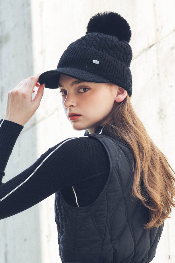 부드러운 니트 소재의 블랙 컬러 방울 볼캡입니다. 봄, 가을, 겨울 계절에 착용하기 좋으며, 골프룩과 캐주얼, 미니멀, 클래식 스타일 연출에 활용할 수 있습니다. 모자 깊이는 일반적이며, 무지 디자인에 상단 방울 장식이 포인트입니다. 편안한 착용감과 부드러운 촉감이 특징이며, 일상에서도 멋스럽게 연출할 수 있습니다.
