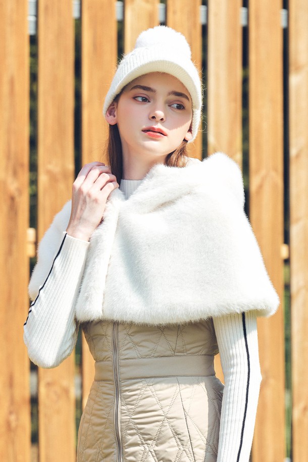 아이보리 컬러의 페이크 퍼(Faux Fur) 케이프 후드입니다. 부드러운 촉감의 두꺼운 퍼 소재로 제작되어 겨울철에도 따뜻하게 착용할 수 있습니다. 우아하고 엘레강스한 스타일을 연출하며, 루즈핏과 크롭 기장으로 편안함을 더했습니다. 골프룩 또는 일상룩에 매치하여 클래식, 미니멀, 로맨틱 무드를 표현해보세요. 민소매 디자인과 집업 여밈 방식으로 간편하게 착용 가능합니다.
