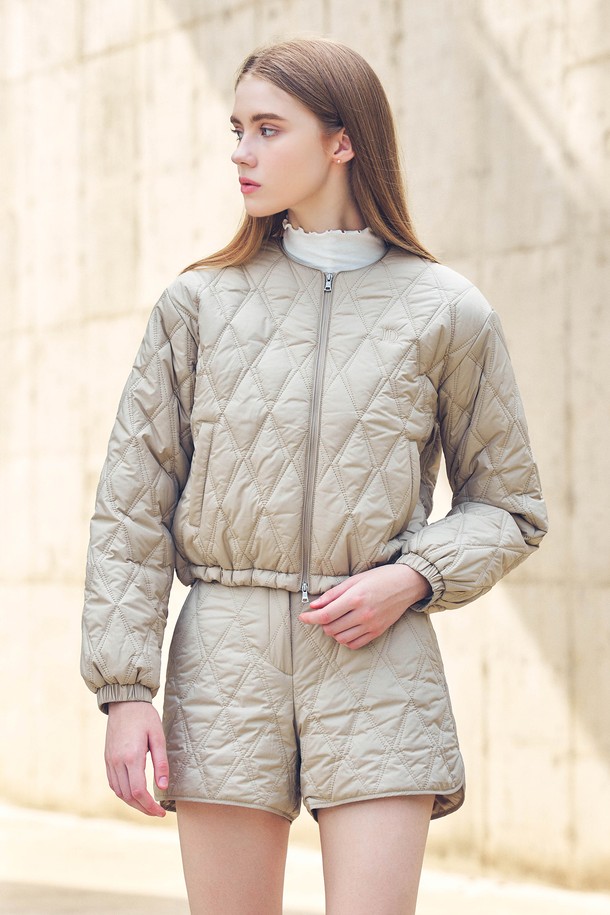 네오 다이아 퀼팅 숏팬츠 BEIGE는 여성 골퍼들을 위한 스포티한 스타일의 숏팬츠입니다. 베이지 컬러에 다이아몬드 퀼팅 패턴이 적용되어 세련된 디자인을 자랑하며, 봄, 여름 시즌에 적합합니다. 부드러운 폴리에스테르 소재로 제작되어 편안한 착용감을 선사하며, 레귤러핏 디자인으로 활동성을 높였습니다. 허리 밴딩 처리로 편안하게 착용 가능하며, 얇은 두께감으로 시원하게 골프를 즐길 수 있습니다.
