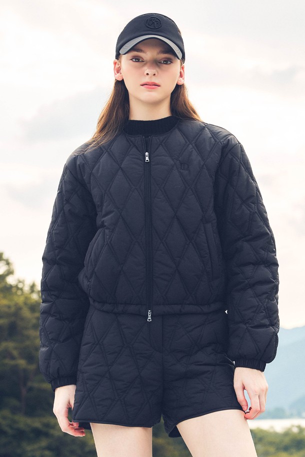 네오 다이아 퀼팅 점퍼 BLACK은 여성 골프 및 일상용으로 적합한 점퍼입니다. 가을, 겨울 시즌에 어울리는 두꺼운 두께감과 부드러운 촉감의 폴리에스테르 소재로 제작되었습니다. 다이아몬드 퀼팅 패턴과 레귤러핏 디자인, 크롭 기장으로 스포티하면서도 미니멀한 스타일을 연출합니다. 집업 스타일의 긴 소매 점퍼로 보온 기능까지 갖춰 실용성을 더했습니다.
