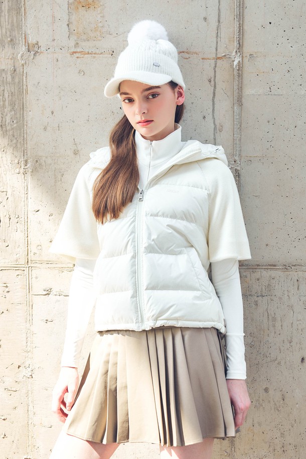 아이보리 컬러의 니트 하이브리드 다운 점퍼입니다. 여성용으로, 스포티, 캐주얼, 미니멀 스타일을 모두 아우르는 디자인입니다. 골프와 일상에서 모두 활용 가능하며, 겨울철 보온성을 책임집니다. 부드러운 니트 소재와 가벼운 폴리에스테르 소재의 조화로 편안한 착용감을 제공하며, 하이브리드 구성과 다운 충전재로 보온성을 높였습니다. 크롭 기장의 레귤러핏 집업 스타일로, 어떤 옷에도 쉽게 매치할 수 있습니다.
