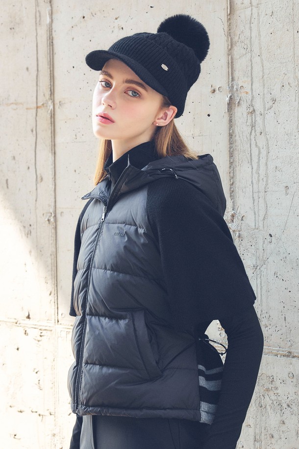 니트 하이브리드 다운 점퍼 BLACK은 여성 골프룩과 일상 모두에 활용 가능한 아우터입니다. 블랙 컬러에 스포티함과 캐주얼 무드를 더했으며, 미니멀한 스타일을 추구하는 분들께 적합합니다. 니트와 폴리에스테르 소재의 조합으로 부드러운 촉감과 두꺼운 두께감을 제공하여 가을, 겨울철 보온성을 높였습니다. 집업 스타일의 크롭 기장이며, 후드 디자인과 하이브리드 기능으로 활동성과 스타일을 동시에 만족시킵니다. 긴 소매 기장의 레귤러핏 다운 점퍼로, 경량성을 더해 편안한 착용감을 선사합니다.
