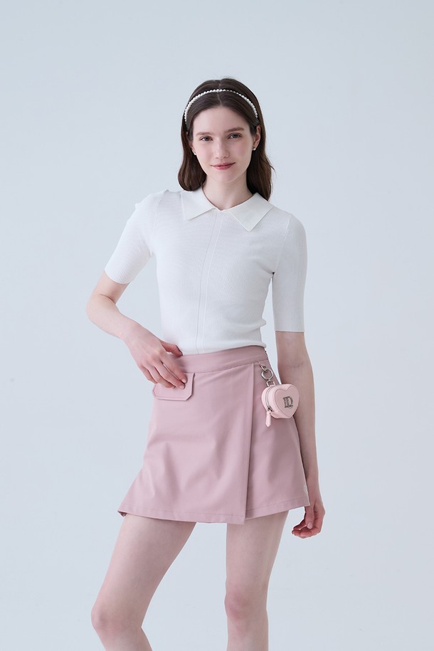 "하트 볼 파우치 PINK"는 여성스러운 스타일을 강조하는 핑크색 파우치입니다. 합성 가죽 소재로 제작되었으며, 하트 모양과 키링 및 참장식 디테일이 돋보입니다. 지퍼형 잠금 방식으로 내용물을 안전하게 보관할 수 있으며, 스몰 사이즈로 휴대성이 좋습니다. 데이트룩, 골프룩 등 다양한 TPO에 걸리시, 로맨틱, 캐주얼 스타일로 연출하기 좋습니다. 일상에서 활용하기 좋은 실용적인 아이템입니다.
